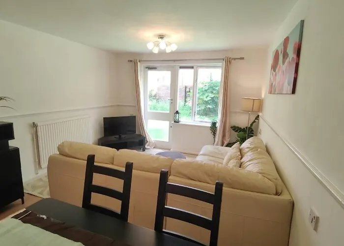 2 Bed Brick Lane Flat, Liverpool St